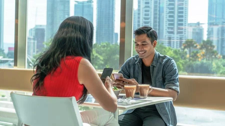 Como o Phubbing, ato de conversar checando celular, tem afetado as relações