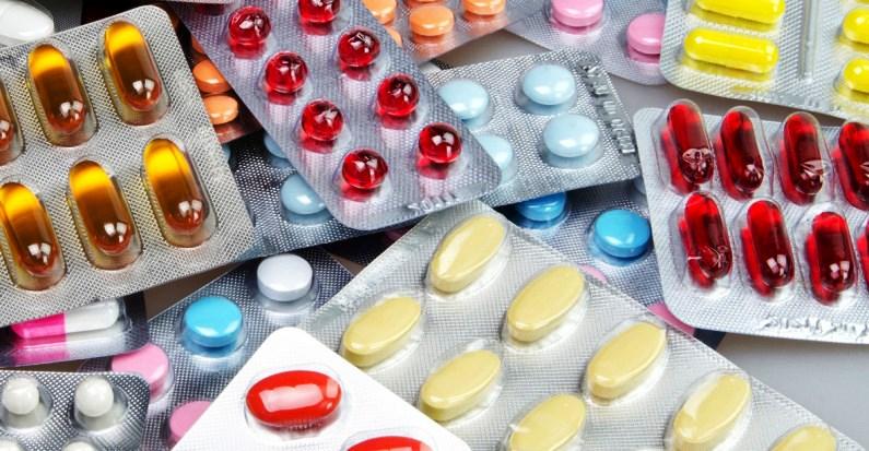 Fabricantes de remédios pagam comissões e até viagens a balconistas de farmácia para empurrar medicamentos