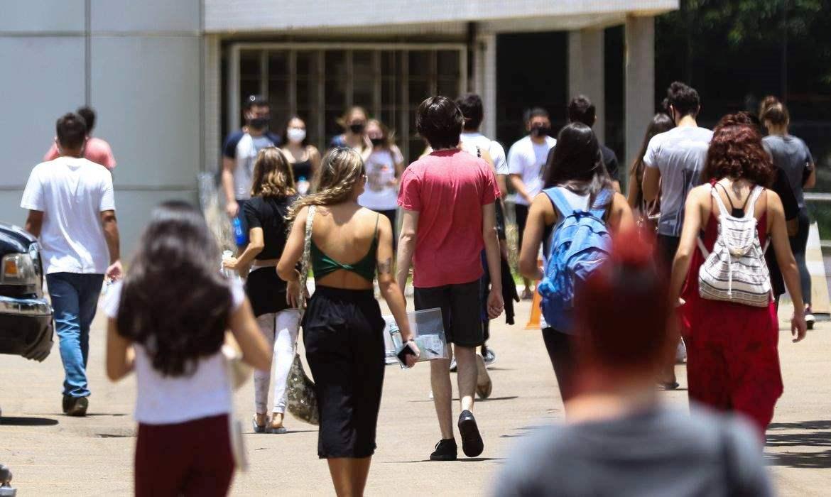 Governo do ES quer começar a vacinar população maior de 18 anos até agosto