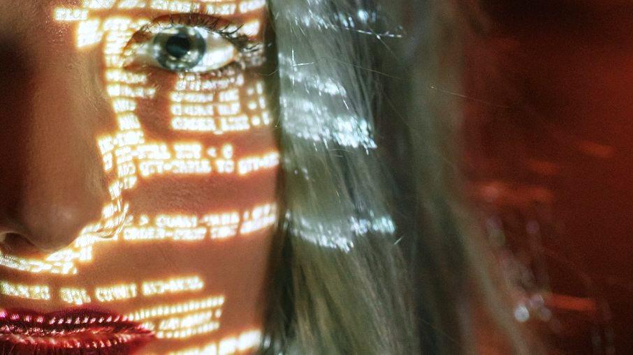 Celular hackeado pelo parceiro: Como se proteger deste e outros crimes digitais