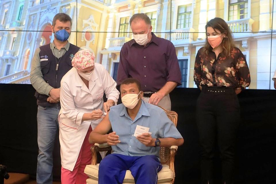 Governo inicia vacinação contra a Covid-19 da população em situação de rua