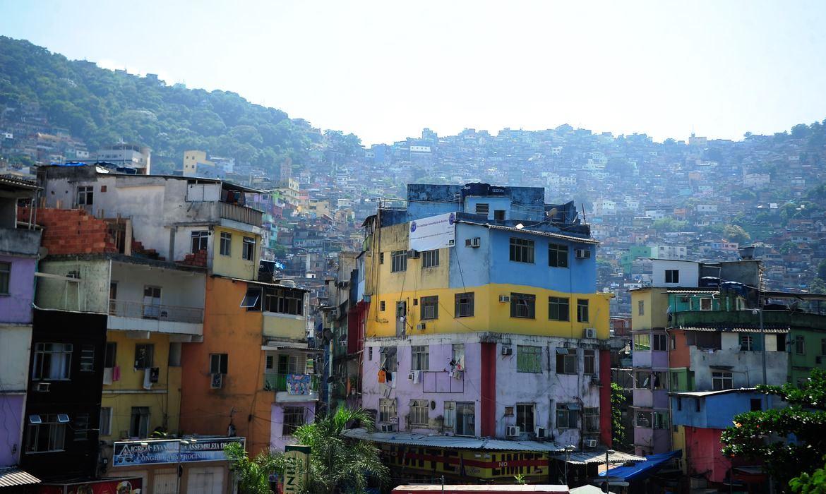 Mães em favelas têm pouco tempo para cuidar de crianças na pandemia