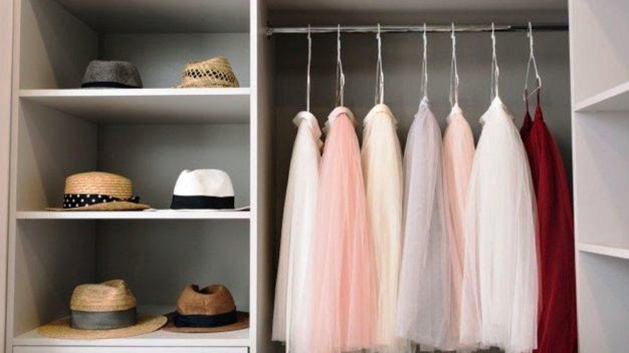 Saiba como otimizar espaço para as roupas e deixar o armário funcional