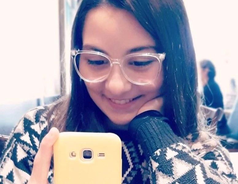 Menina com condição degenerativa precisa de “nova coluna”