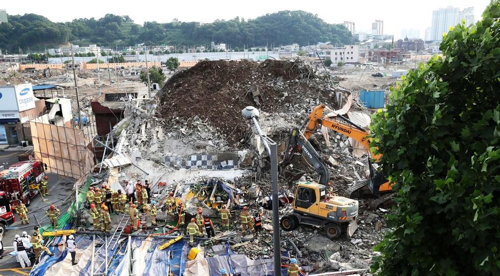 Prédio desaba durante demolição e deixa mortos na Coreia do Sul
