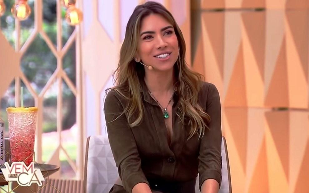 Patrícia Abravanel não vai ao estúdio do Vem Pra Cá, desfalca e entra por link para anúncio
