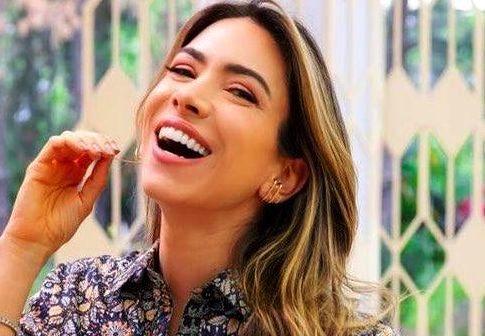 Patrícia Abravanel não vai ao estúdio do Vem Pra Cá, desfalca e entra por link para anúncio