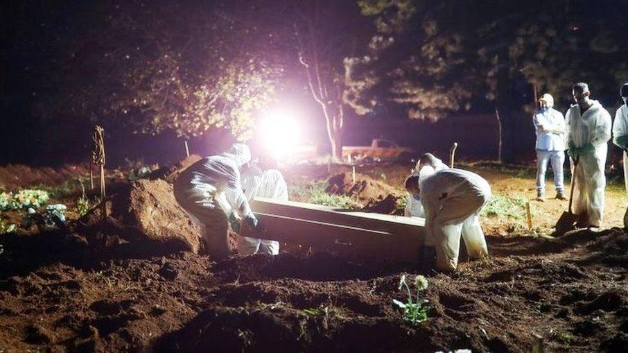 Brasil ultrapassa 486 mil mortos pela Covid-19 neste sábado (12)