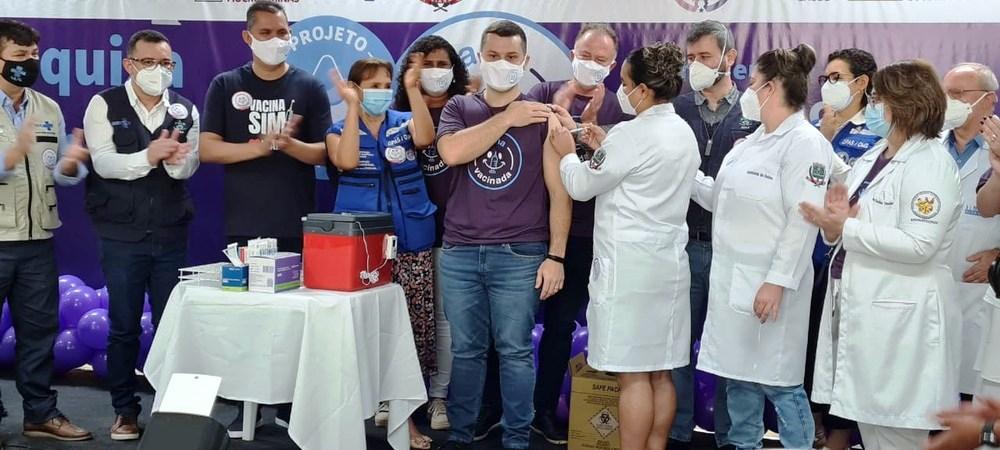 Viana (ES) começa a vacinar população de 18 a 49 anos com meia dose da AstraZeneca neste domingo (13)