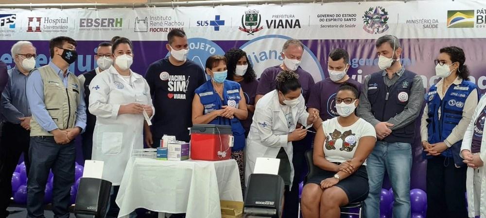 Viana (ES) começa a vacinar população de 18 a 49 anos com meia dose da AstraZeneca neste domingo (13)