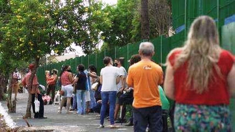 Viana (ES) começa a vacinar população de 18 a 49 anos com meia dose da AstraZeneca neste domingo (13)