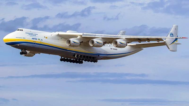 Avião gigante de seis motores e 32 rodas é registrado voando após 10 meses