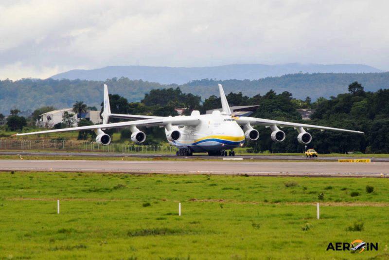 Avião gigante de seis motores e 32 rodas é registrado voando após 10 meses