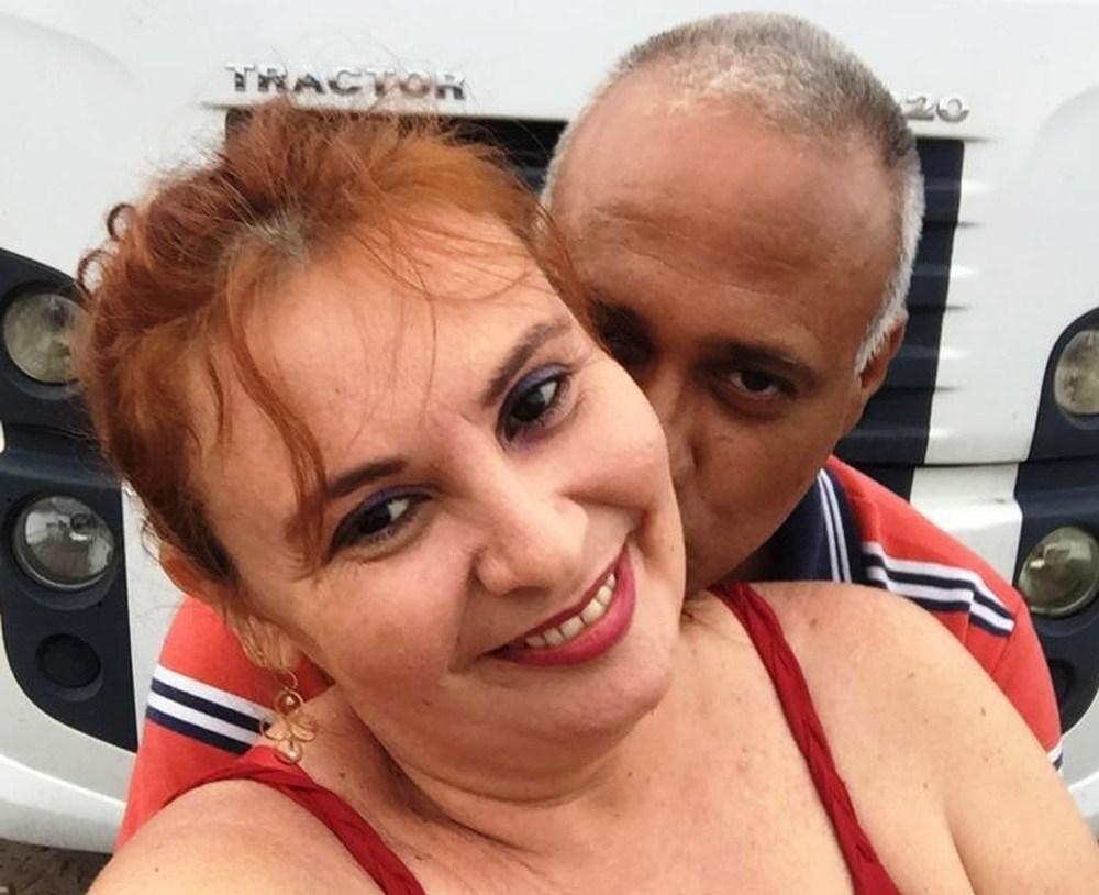 Após 20 anos separados, casal se reencontra e refaz foto de beijo no Dia dos Namorados