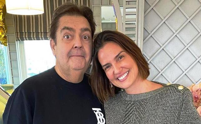 Mulher de Faustão posta foto e tranquiliza fãs: 'Está ótimo'