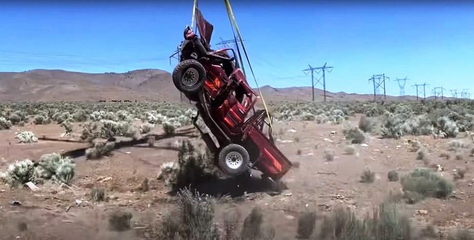 Youtubers jogam Toyota Hilux a 3 mil metros de altura para 'testar'