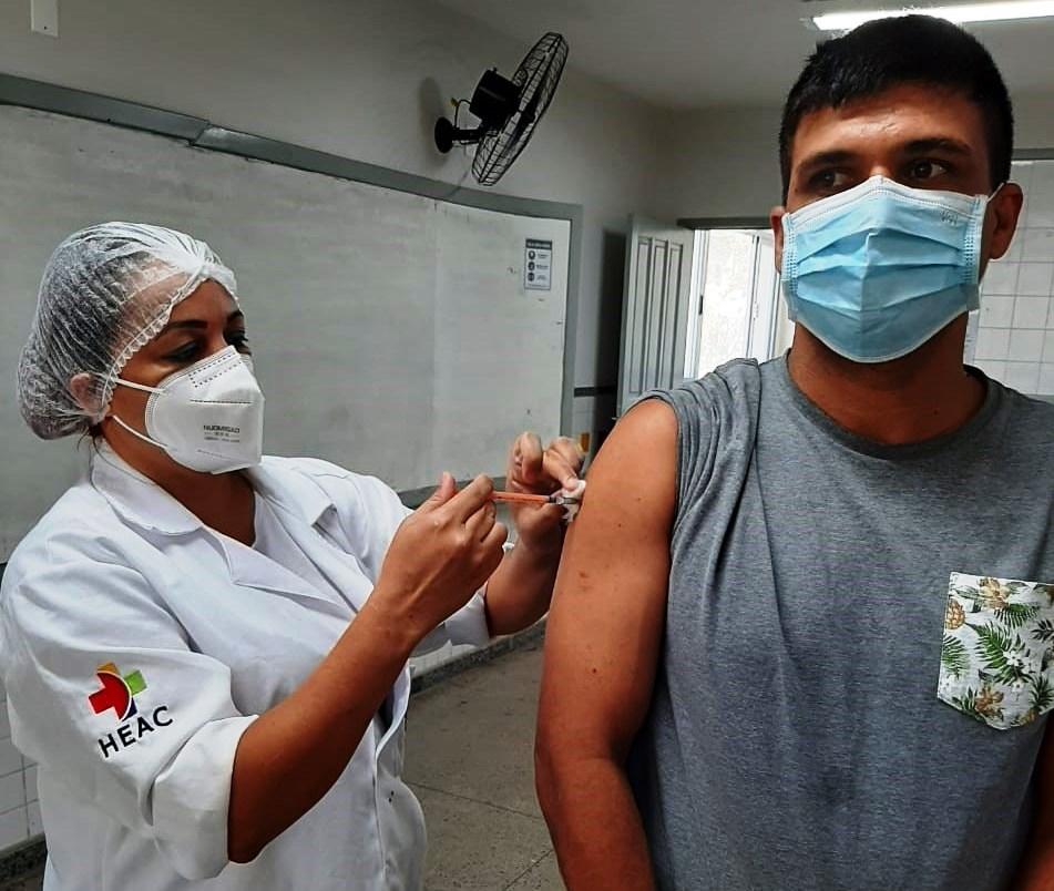 Municípios ampliam vacinação contra a Covid-19 para três turnos no ES