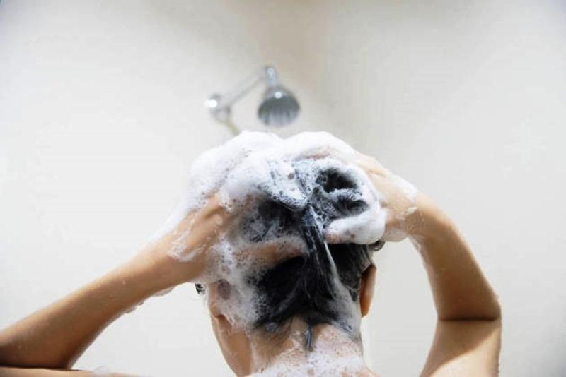 Banho quente e bucha são vilões para a pele. Veja cuidados no inverno