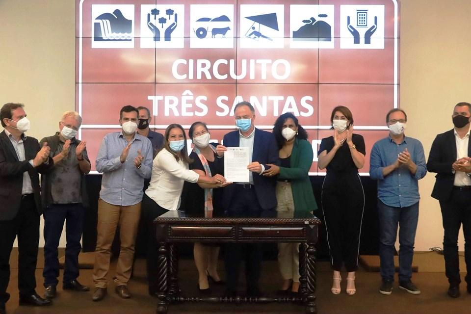 Governo do Espírito Santo entrega produtos e serviços de fomento ao turismo capixaba 