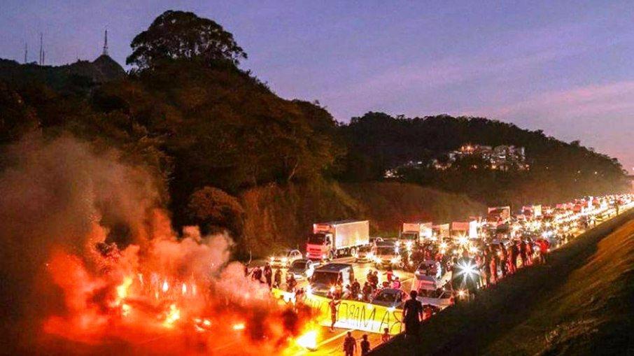 Indígenas bloqueiam Rodovia dos Bandeirantes em protesto contra projeto que muda demarcação de terras
