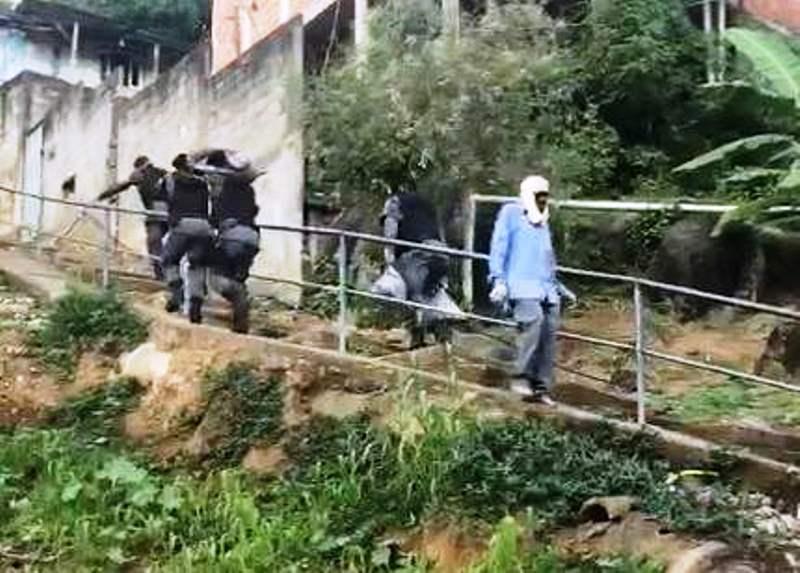 Policiais ajudam idoso a carregar material de construção em morro de Vila Velha, ES
