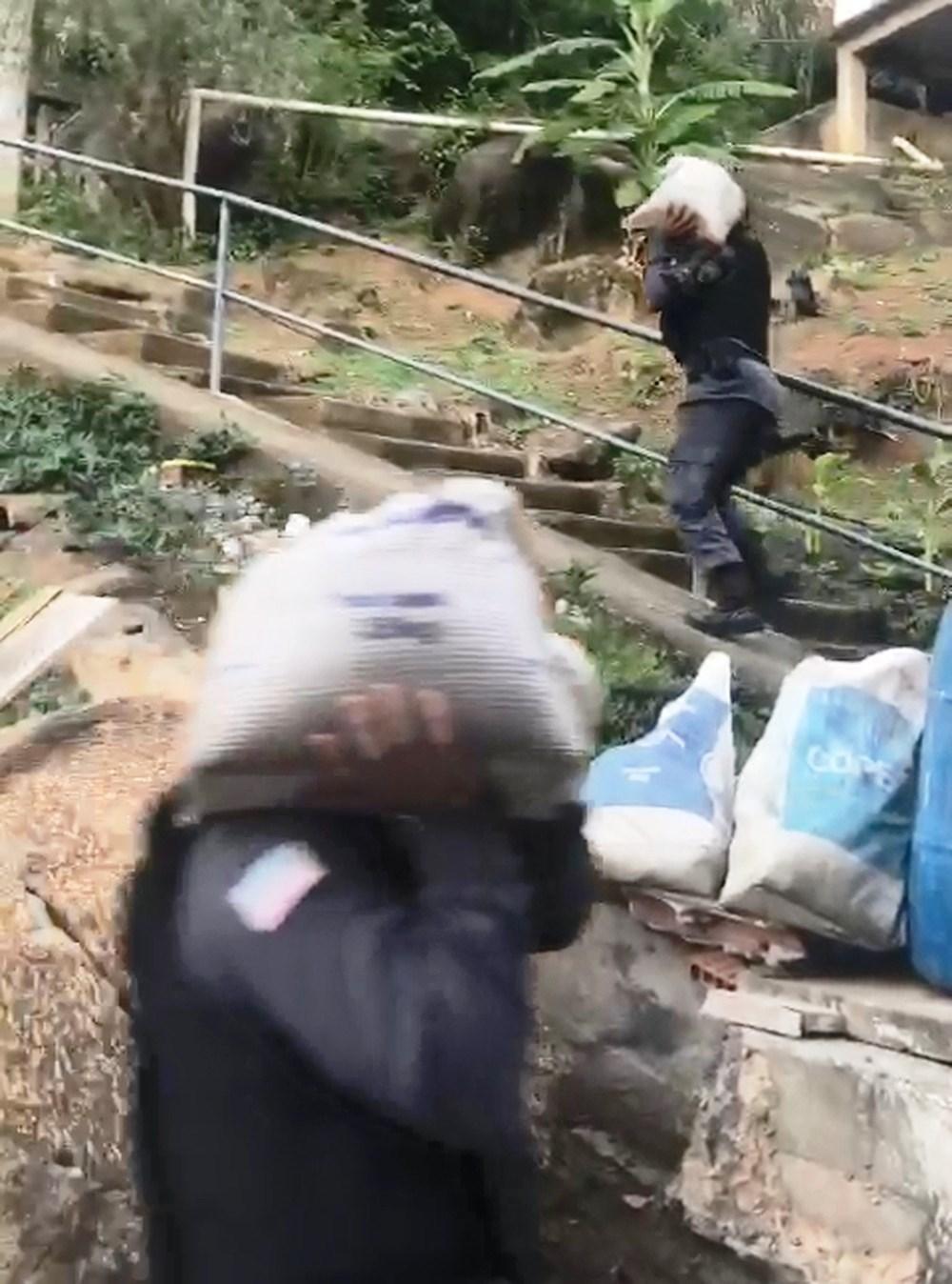 Policiais ajudam idoso a carregar material de construção em morro de Vila Velha, ES