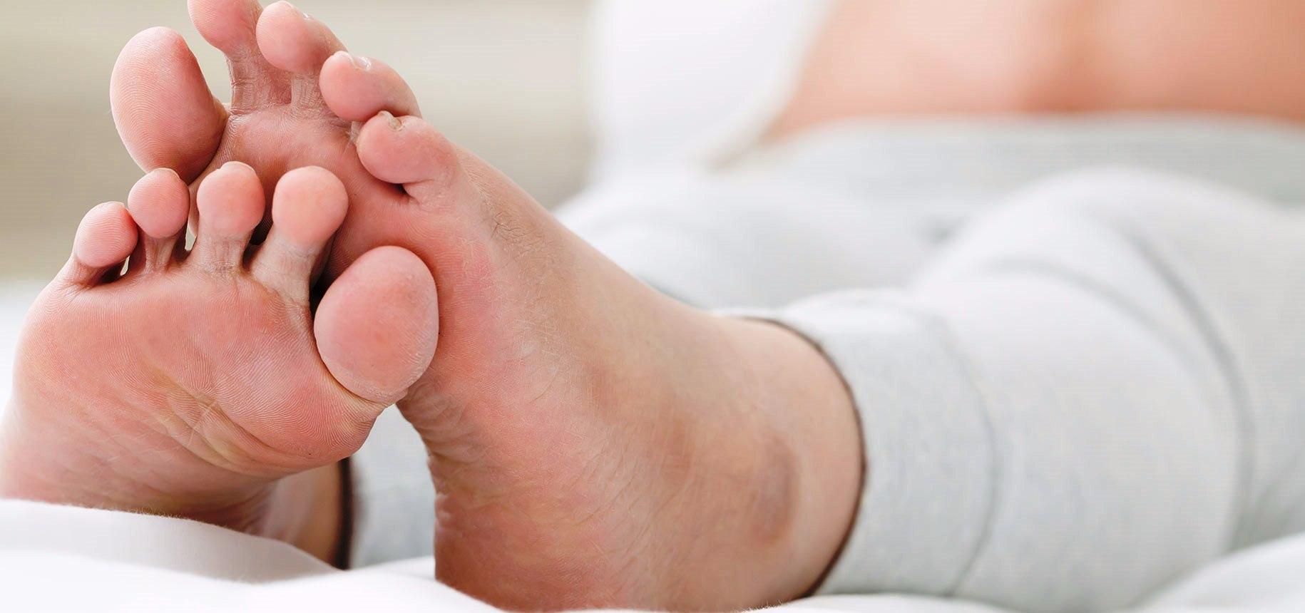 Pés inchados? Veja quais são alguns truques para se livrar deles