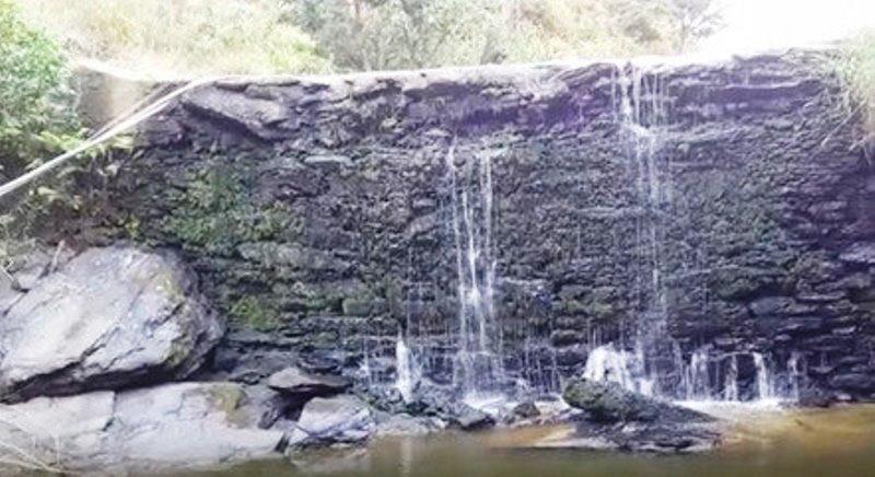 Moradores são retirados de suas casas após barragem vazar em MG