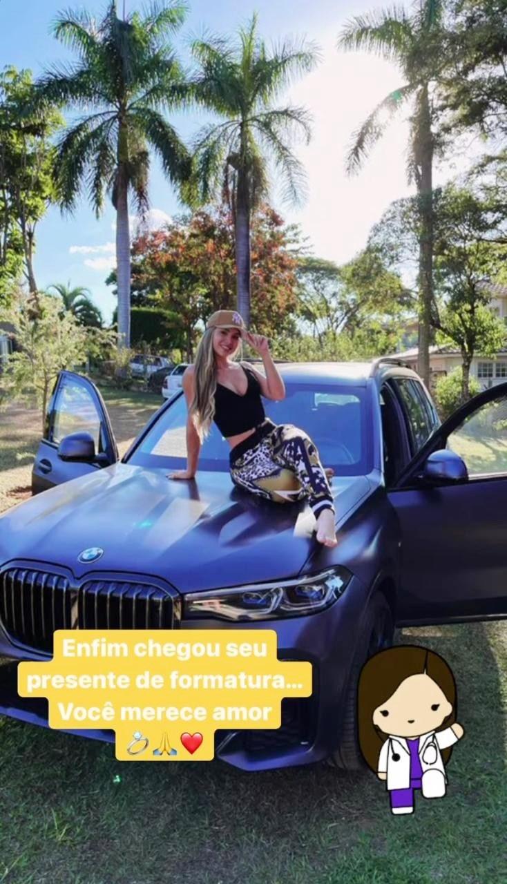 Hulk presenteia esposa com carro de luxo – Foto: Instagram  Hulk comemorou a recente conquista na vida de Camila Ângelo. Após a esposa se formar em medicina, o jogador a presenteou com uma BMW X7 Dark Shadow Edition. O carro de luxo é avaliado em mais de R$ 1 milhão. 