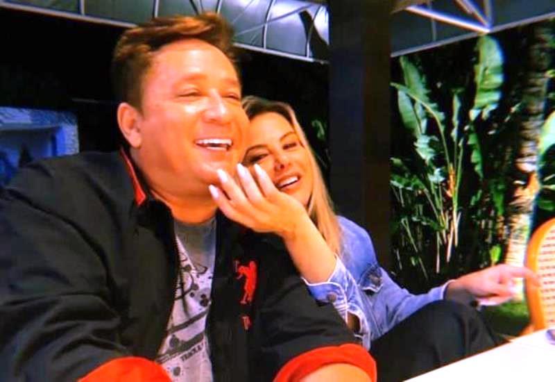 Leonardo responde o que mais acha bonito em sua esposa, Poliana: 