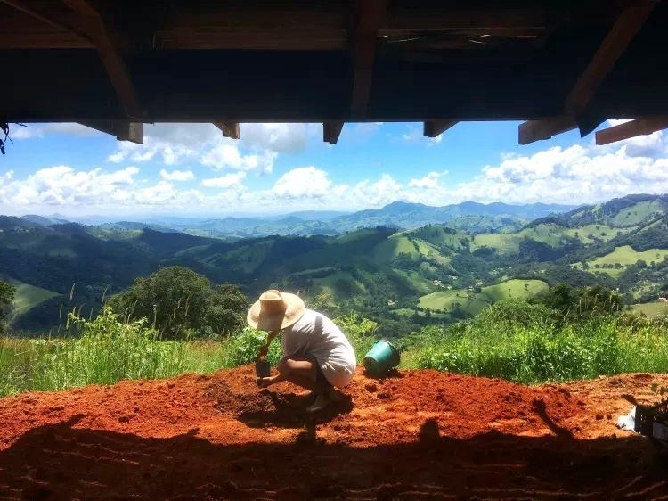 Casal troca metrópole por vida na roça em Minas Gerais, e não se arrepende