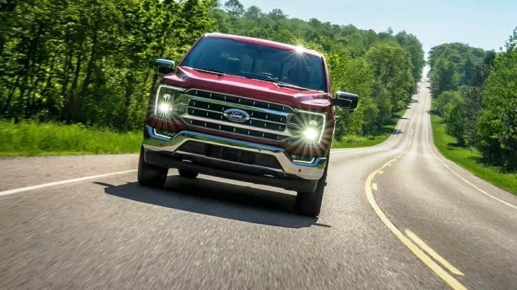 Por que carros 'populares' nos EUA viram modelos de luxo no Brasil