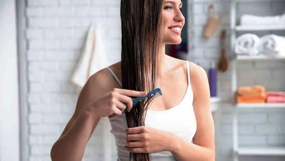 Parar de usar shampoo faz bem para a saúde e aparência do cabelo