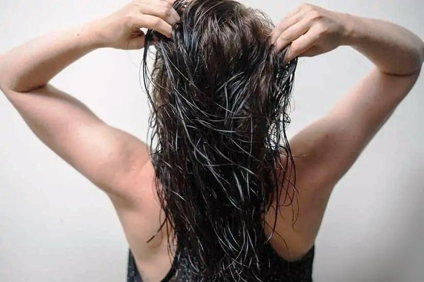 Parar de usar shampoo faz bem para a saúde e aparência do cabelo