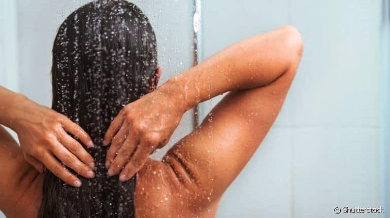 Parar de usar shampoo faz bem para a saúde e aparência do cabelo