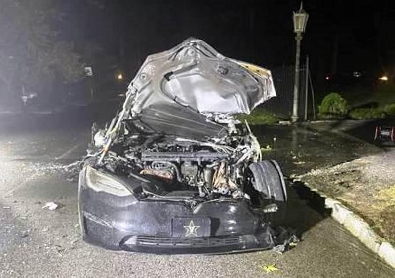 Com três dias de uso, carro elétrico de R$ 650 mil pega fogo com o motorista dentro