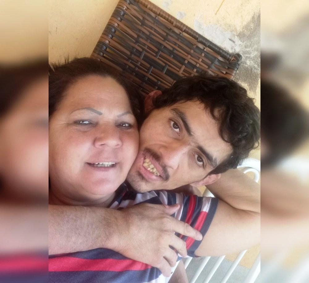 Mãe luta por tratamento gratuito para filho autista acorrentado por 13 anos