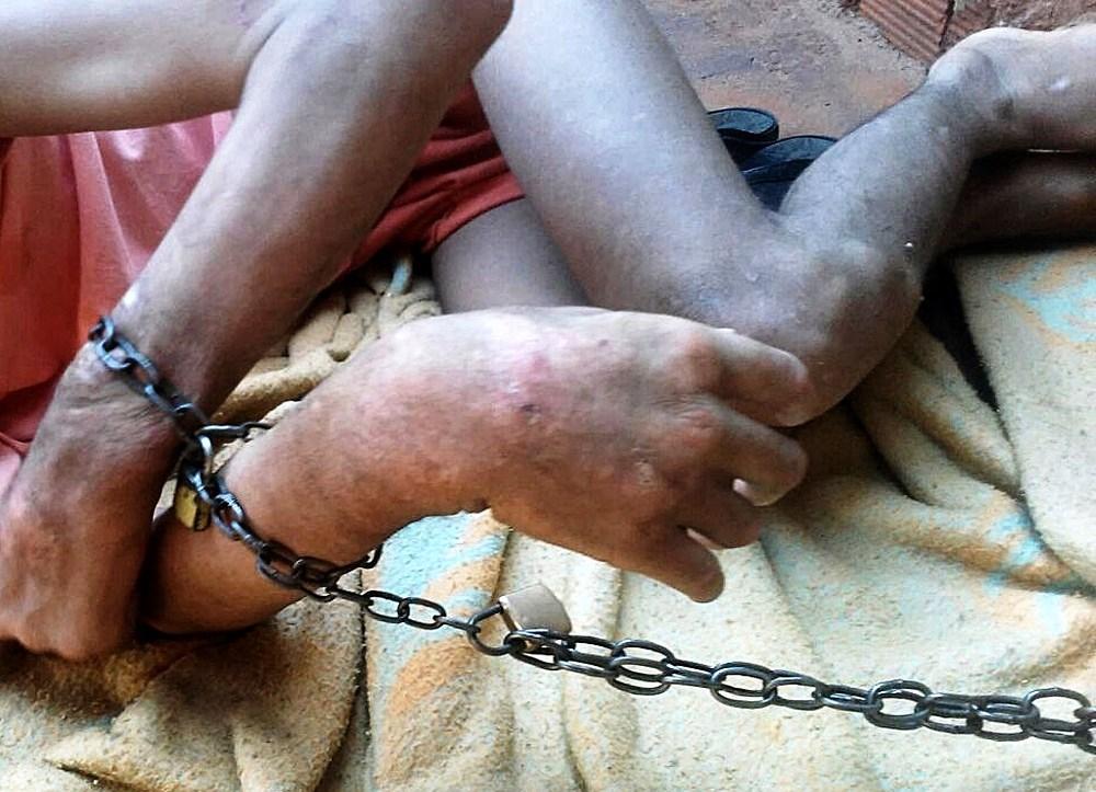 Mãe luta por tratamento gratuito para filho autista acorrentado por 13 anos