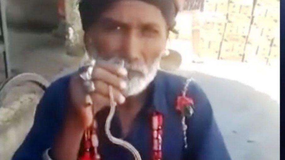 Indiano é encantador de cobras, mas foi criticado nas redes sociais por maus tratos ao animal