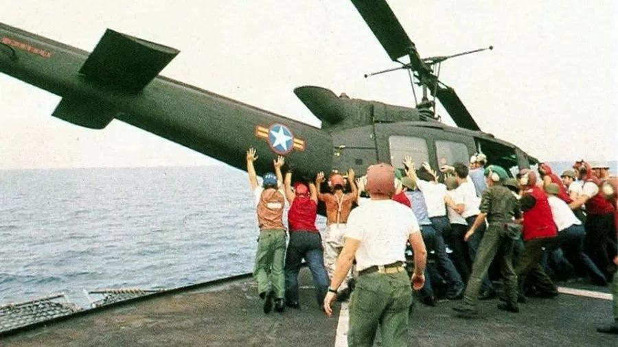 Por que os EUA jogaram helicópteros no mar no final na Guerra do Vietnã?