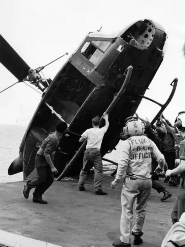 Por que os EUA jogaram helicópteros no mar no final na Guerra do Vietnã?