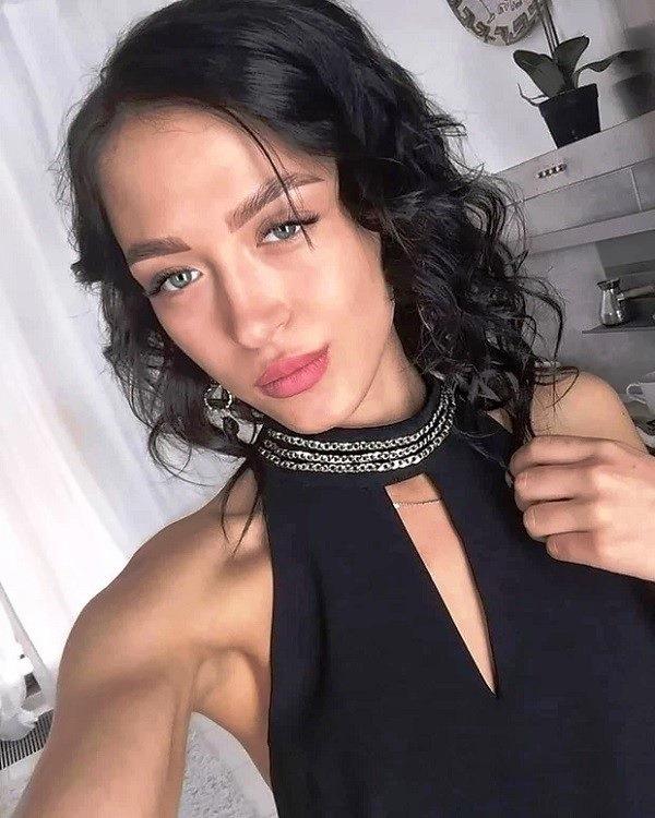 Estrela pornô de 29 anos morre ao cair do 22º andar de prédio na Rússia