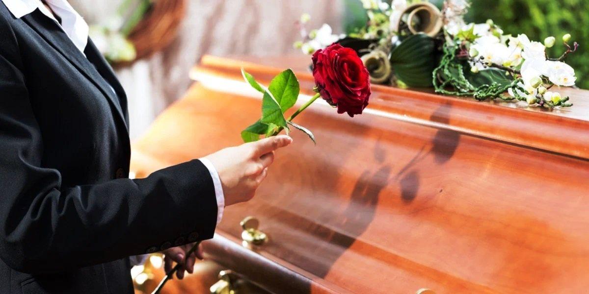 Cantor sertanejo é enterrado vivo e acorda arranhando o caixão: “Erro médico”