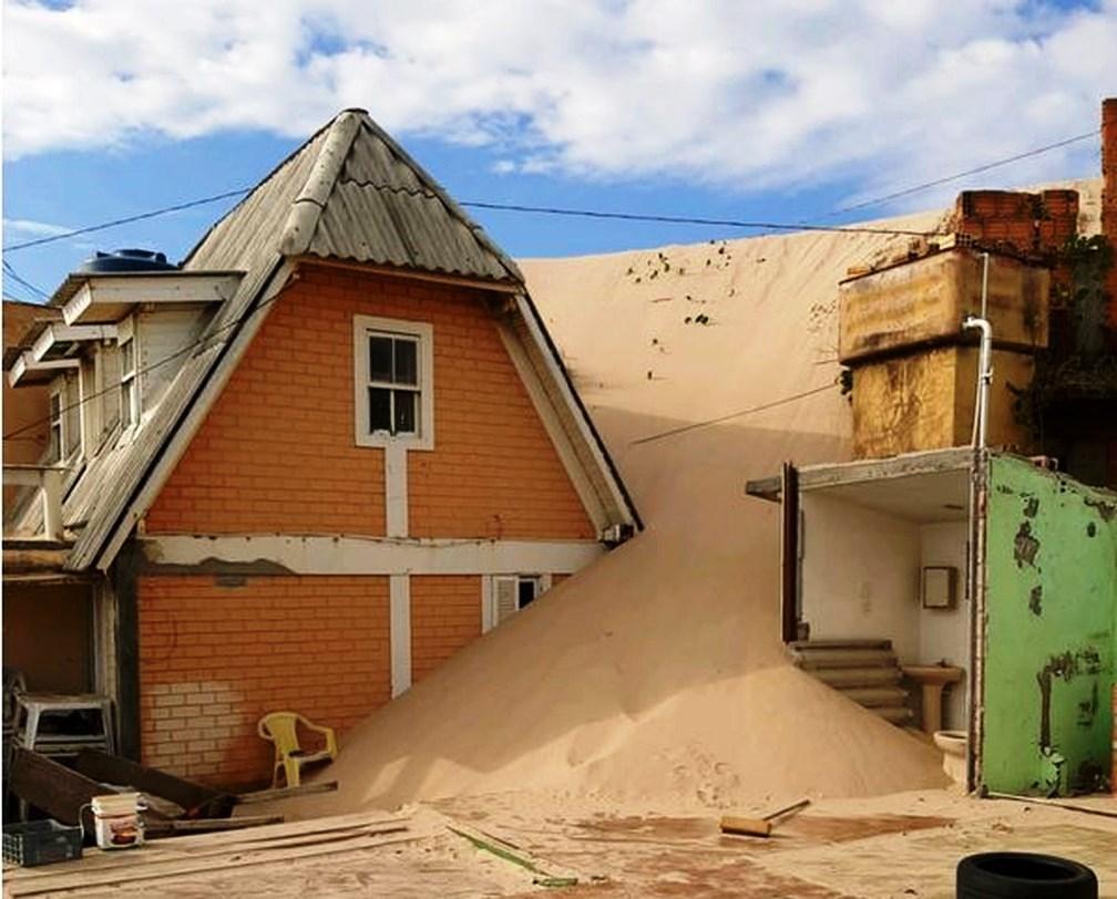 Casas são interditadas após avanço de dunas em Florianópolis
