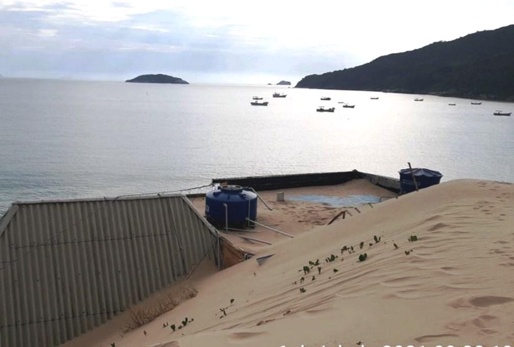 Casas são interditadas após avanço de dunas em Florianópolis
