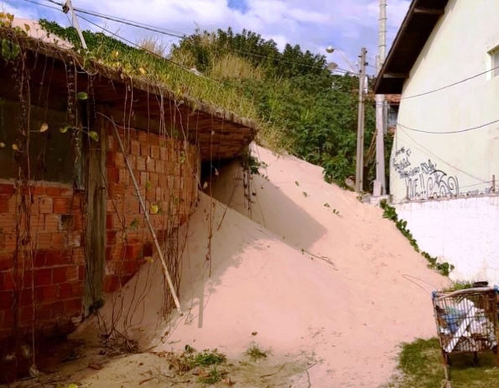 Casas são interditadas após avanço de dunas em Florianópolis