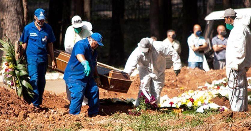 Brasil registra mais de 1,6 mil mortes pela Covid-19 e 54.022 novos casos nesta quarta-feira (7)