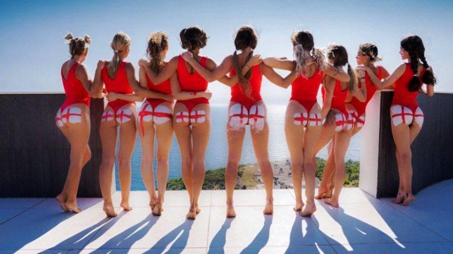 Modelos presas por nude em Dubai fazem ensaio em apoio a Inglaterra na Euro
