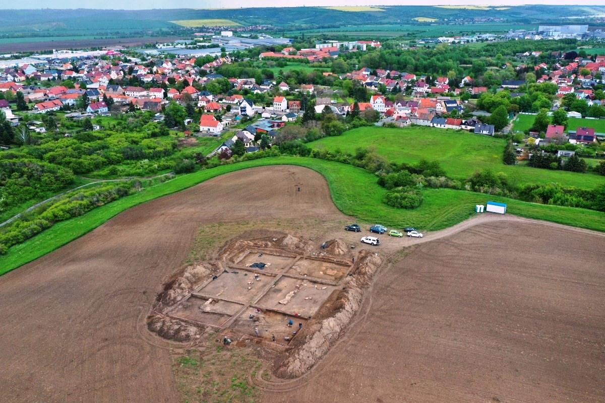 Escavação revela igreja de 1 mil anos erguida para imperador no século 10