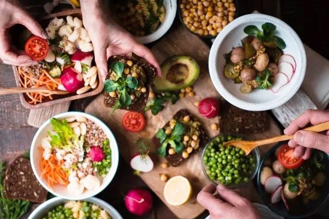 O que acontece no corpo quando se para de comer carne?